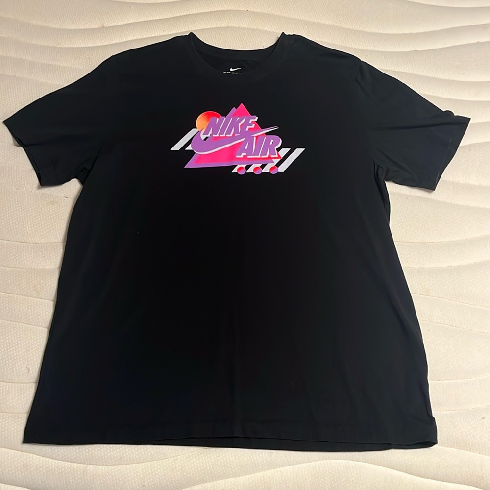 Size: XL
Color: Black
Brand: Nike
Details: NSW Remix 2 Tee
